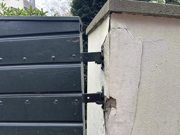 Te koop: Een houten tuinhek (poort) bestaande uit twee delen.