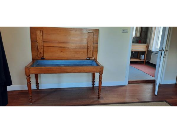 Antiek bakkerstafel met rijsbak