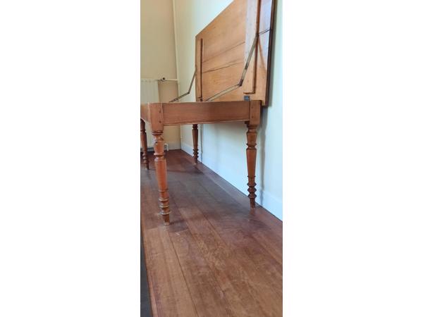 Antiek bakkerstafel met rijsbak