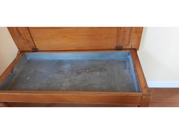 Antiek bakkerstafel met rijsbak