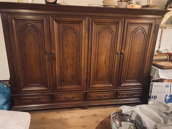 Grote kast/ eettafel/ kleine salontafels