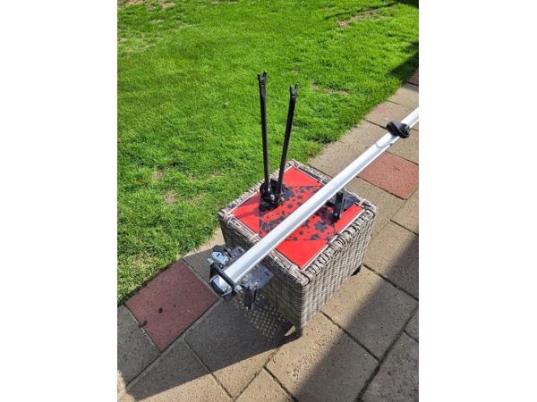 Racefietsdrager voor bagagerek op kofferdeksel.