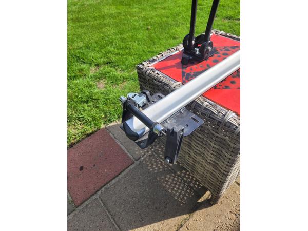 Racefietsdrager voor bagagerek op kofferdeksel.