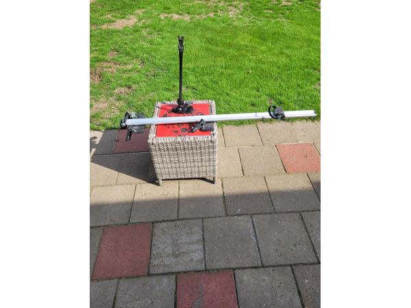 Racefietsdrager voor bagagerek op kofferdeksel.