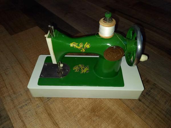 Antieke naaimachine van de jaren 70