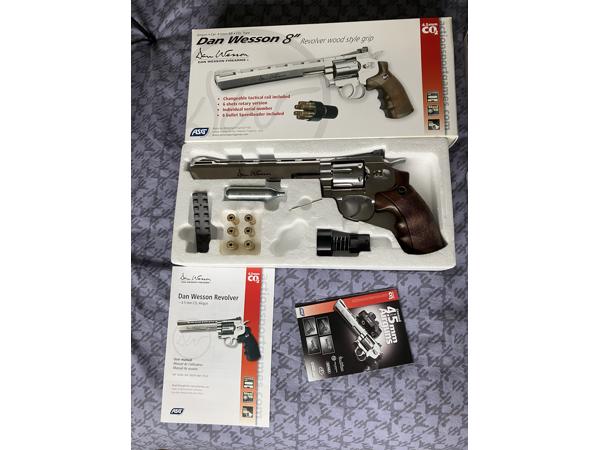 Dan & Wesson 8 " / 4,5mm  co2 bb