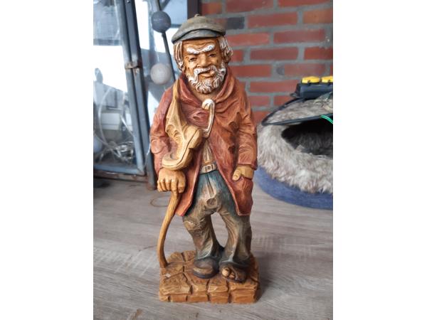 Statuur oude man met schoenen A