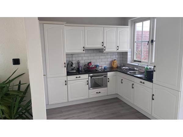 Nette keuken met marmer blad