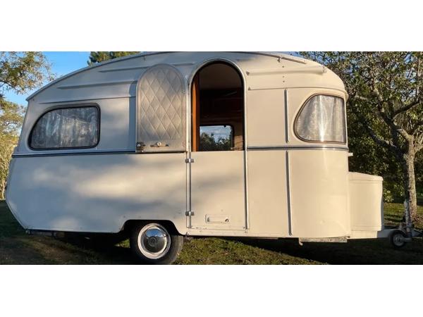 Gedoneerde caravan uit 1967