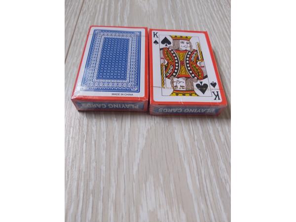 2 doosjes spel kaarten, voor uren speel plezier.