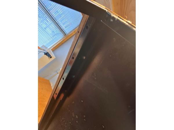 Twee industriële werktafels