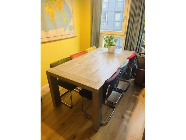 Grote robuuste eettafel