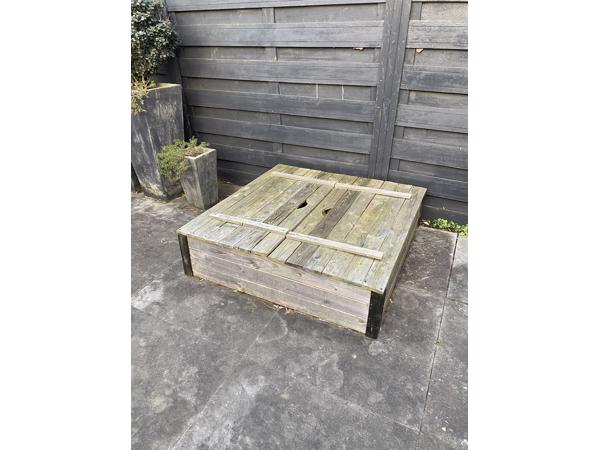 Zandbak met twee bankjes