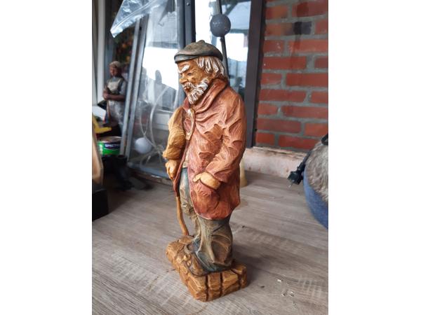 Statuur oude man met schoenen H