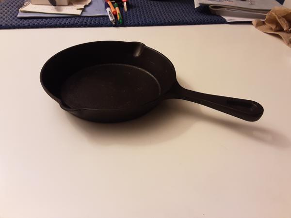 Splinternieuwe gietijzeren koekenpannen/skillets.