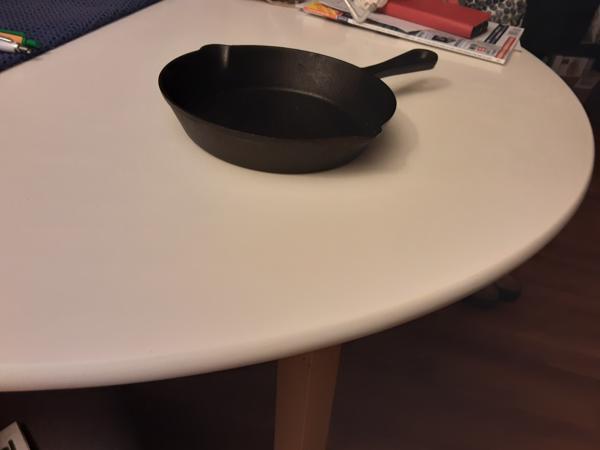 Splinternieuwe gietijzeren koekenpannen/skillets.