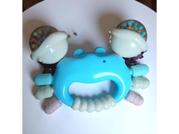 Bijtring en rammelaar in 1 blauwe krab