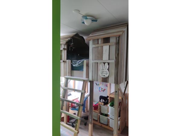 Huisjesbed, bureaus Ikea en kleed.