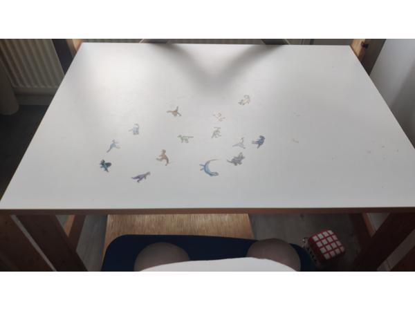 Huisjesbed, bureaus Ikea en kleed.