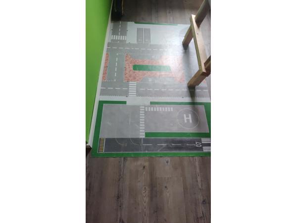 Huisjesbed, bureaus Ikea en kleed.