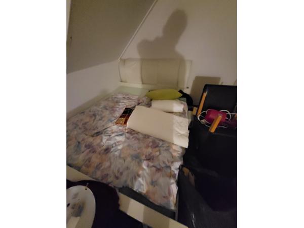 Tweepersoons bed inclusief matrassen.