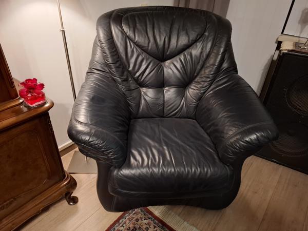 Zwart leren 2 Zitter bank en een 1 zitter stoel