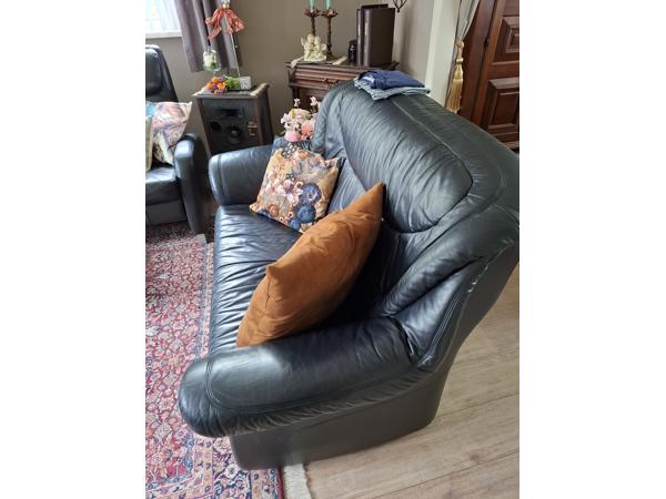 Zwart leren 2 Zitter bank en een 1 zitter stoel