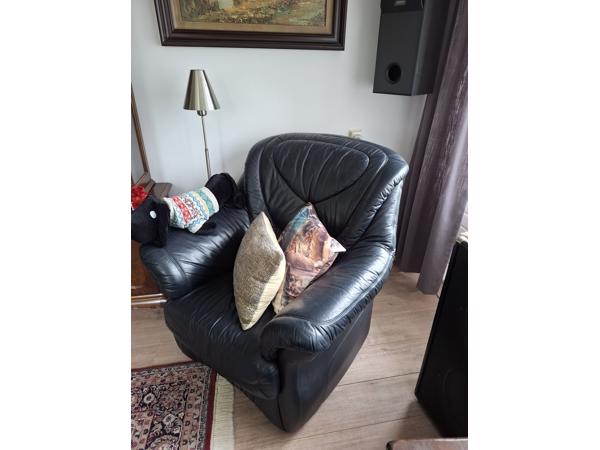 Zwart leren 2 Zitter bank en een 1 zitter stoel