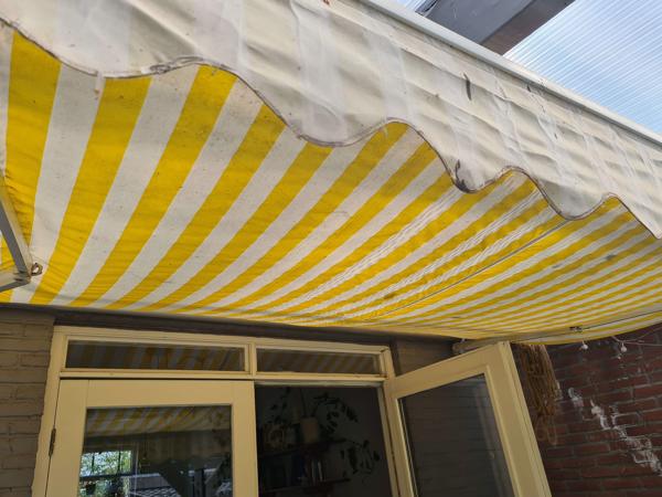 Geel-wit gestreept zonnescherm
