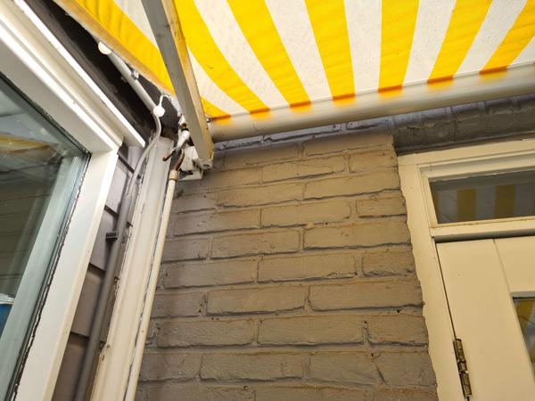 Geel-wit gestreept zonnescherm