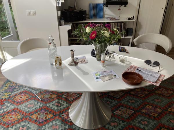 Eettafel, ovaal, wit blad op chromen poot.