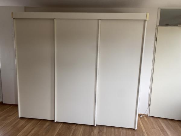 witte kledingkast