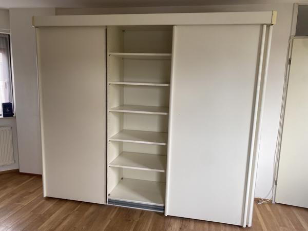 witte kledingkast