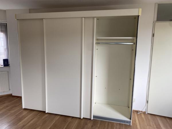 witte kledingkast