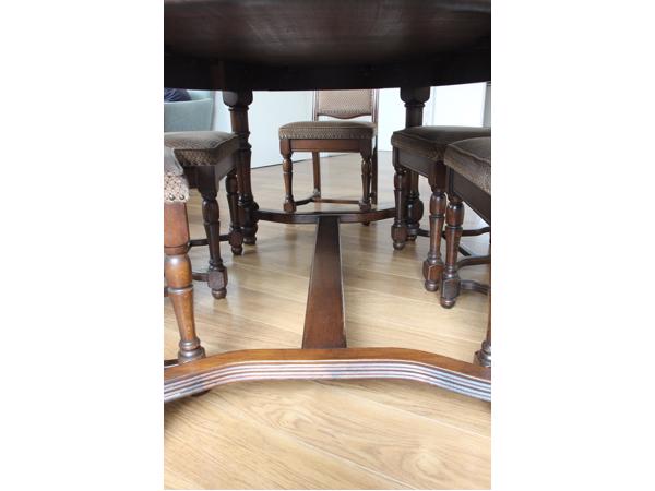 Eetkamertafel + zes stoelen (massief eiken)