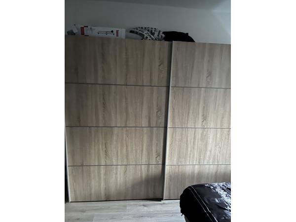 Grote kledingkast op te halen vanaf zondag einde van de middag