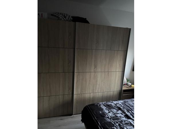 Grote kledingkast op te halen vanaf zondag einde van de middag