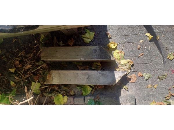 Oude houten tuintafel (voor onderdelen / hout / opknapper)