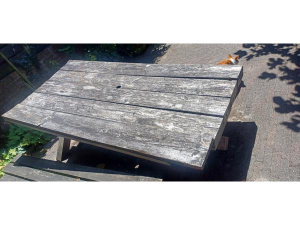 Oude houten tuintafel (voor onderdelen / hout / opknapper)