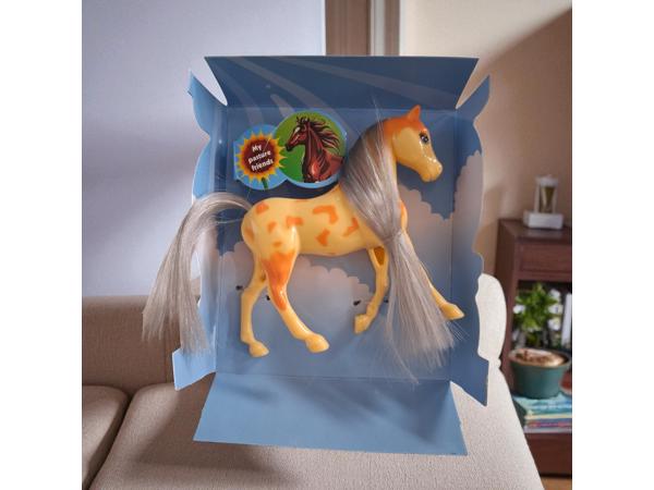 Little horse speelpaard geel oranje grijze haren camouflage