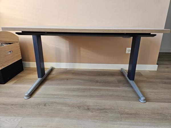 Bureau (in hoogte verstelbaar)