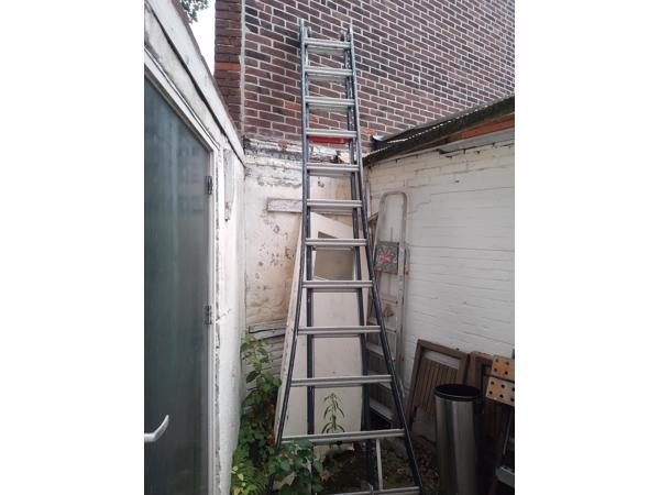 Uitschuifbare ladder in goede staat