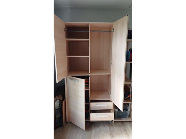 Mooie kledingkast met losse boekenkast