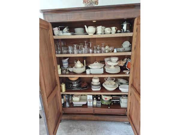 Antieke kast. Massief hout