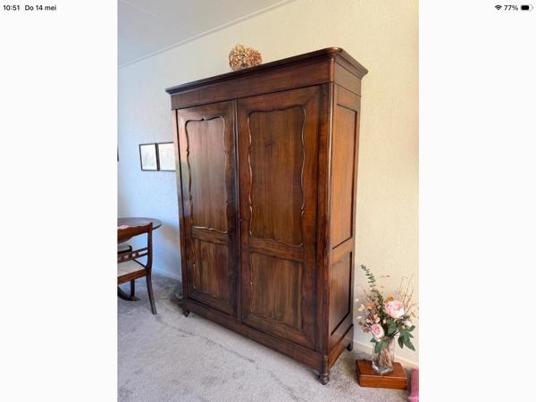 Antieke kast. Massief hout