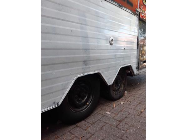 Te koop oude caravan verlichting werkt, rijbaar,