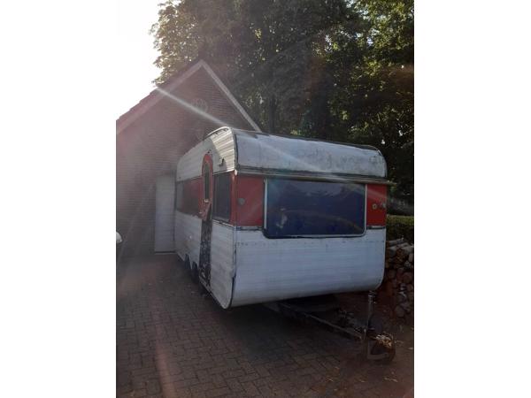 Te koop oude caravan verlichting werkt, rijbaar,