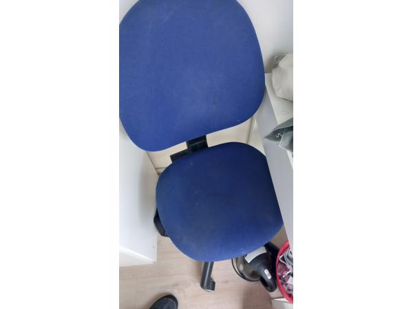 Bureautje met bureaustoel voor scholierenkamer