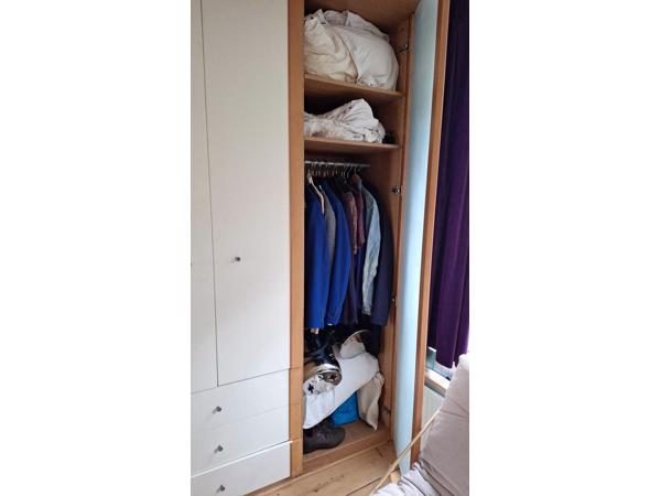 2 deurs witte kledingkast en kledingkast met glazen deur