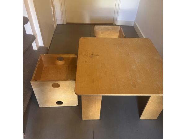 Tafel en twee stoeltjes voor peuters en kleuters